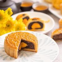 sabroso pastel de luna de yema de huevo horneado para el festival de mediados de otoño sobre fondo de mesa de cemento brillante. concepto de comida tradicional china, primer plano, espacio de copia. foto