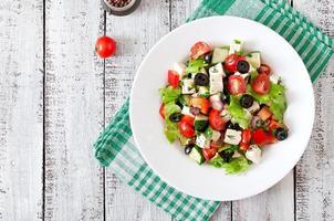 ensalada griega con verduras frescas, queso feta y aceitunas negras foto