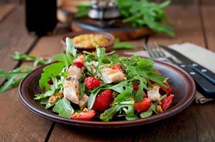 ensalada de pollo con rúcula y fresas foto