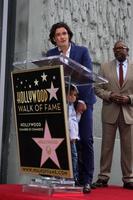 los angeles, 2 de abril - orlando bloom, flynn bloom en la ceremonia de la estrella del paseo de la fama de hollywood de orlando bloom en el teatro chino tcl el 2 de abril de 2014 en los angeles, ca foto