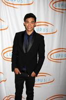 los angeles, 24 de mayo - roshon fegan llega a la 12ª bola anual de lupus la orange en el hotel beverly wilshire el 24 de mayo de 2012 en beverly hllls, ca foto