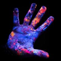 mano derecha de colores de neón de luz negra abstracta foto