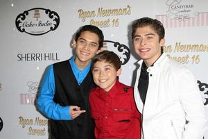 los angeles, 27 de abril - robert ochoa, raymond ochoa, ryan ochoa en la fiesta de cumpleaños de ryan newman s glitz and glam sweet 16 en el teatro emerson el 27 de abril de 2014 en los angeles, ca foto