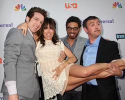 los angeles, 1 de agosto - natasha leggero, hombres del elenco de agentes libres que llegan a la fiesta de estrellas de nbc tca summer 2011 en el hotel sls el 1 de agosto de 2011 en los angeles, ca foto