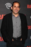 los angeles, 9 de julio - peter jacobson en la fiesta de estreno de la temporada 2 de ray donovan en el nobu malibu el 9 de julio de 2014 en malibu, ca foto