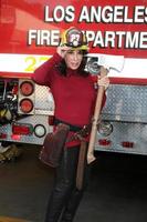 los angeles, 30 de noviembre - kate linder en la cámara de comercio de hollywood 17th anual policía y bomberos bbq en la estación de wilcox el 30 de noviembre de 2011 en los angeles, ca foto