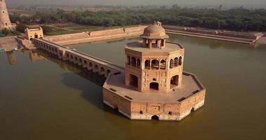 complexe de l'ère moghole de hiran minar à sheikhupura, punjab, pakistan video