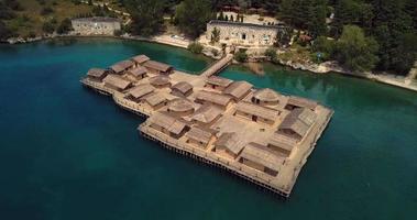 luchtbeelden van het open museum over de waterbaai van botten aan het meer van Ohrid, in het noorden van Macedonië video