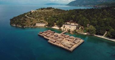 riprese aeree del museo all'aperto sull'acqua baia delle ossa sul lago di ohrid, macedonia settentrionale video