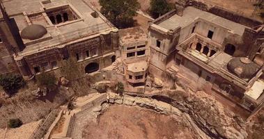 vue sur le complexe shri katas raj de plusieurs temples hindous, punjab, pakistan video