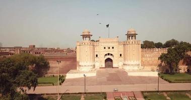 utsikt till den huvudsakliga alamigiri-porten i lahore fort, pakistan video