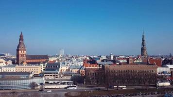 Bunte Dächer und alte Gebäude in der Altstadt von Riga, Lettland video