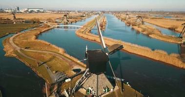 vista aérea para os moinhos de vento em kinderdijk, holanda video