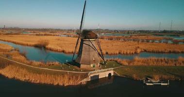 Flygfoto till väderkvarnarna i Kinderdijk, Nederländerna video