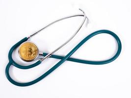 concepto médico de criptomoneda con una moneda bitcoin de oro foto