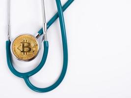 concepto médico de criptomoneda con una moneda bitcoin de oro foto