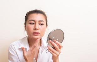 mujer joven aplicando maquillaje en la cara foto