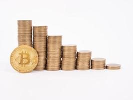 concepto de crecimiento financiero con escalera dorada de bitcoins foto