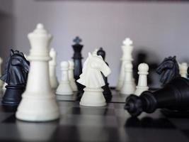 juego de tablero de ajedrez con enfoque en blanco y negro foto