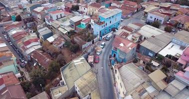 panoramautsikt från flyg till de ljusa och färgglada byggnaderna i valparaiso, chile video