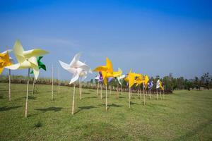 Concepto de molino de viento de juguete de parque eólico de energía verde en el campo foto