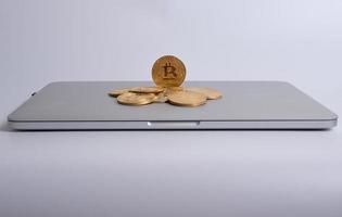 criptomoneda digital bitcoin-cash en el portátil foto