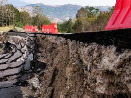 superficie agrietada de una carretera asfaltada foto