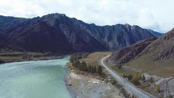 chemisch kanaal in het altai-gebergte, rusland video