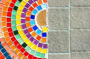 adorno decorativo de pared de mosaico de baldosas rotas de cerámica foto