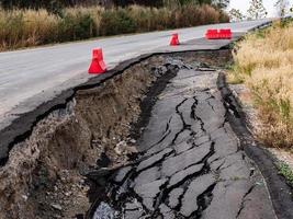 superficie agrietada de una carretera asfaltada foto