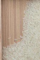 grano de arroz y textura de fondo de madera foto