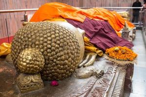 estatua de oro de buda reclinado foto