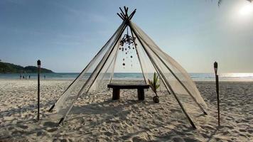 amanecer en la playa tropical con sillas y cabaña. video