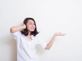 retrato, de, joven, mujer asiática, posición, y, sonriente foto