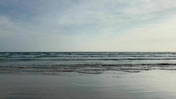 vista de los paisajes de la arena del mar de la playa y el cielo en el día de verano. zona espacio mar playa. video