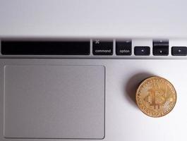 criptomoneda digital bitcoin-cash en el portátil foto