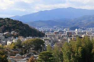 kyoto, japón - ciudad en la región de kansai. vista aérea con rascacielos. foto