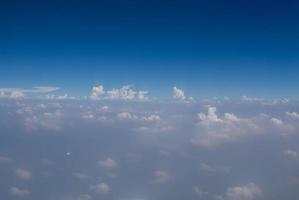 nubes y cielo azul visto desde el avión foto