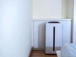 purificador de aire en el dormitorio. filtro de aire que quita el polvo fino en casa foto