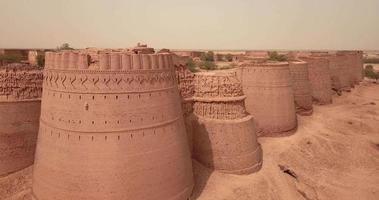 vista a la fortaleza derawar en el desierto de cholistan, pakistán video