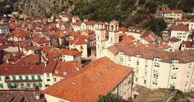 Flygfoto till kuststaden kotor vid Adriatiska havets kustlinje, montenegro video