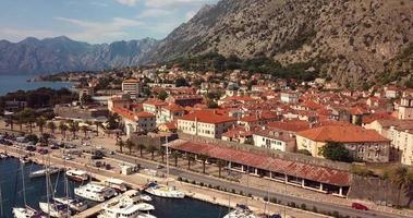 vista aérea para a cidade costeira de kotor na costa do mar adriático, montenegro video