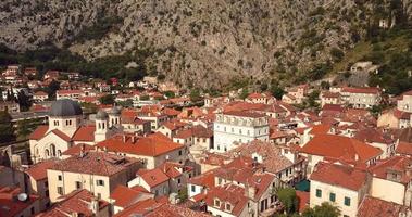 vue aérienne de la ville côtière de kotor sur le littoral de la mer adriatique, monténégro