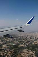 vista de las nubes desde la ventana de un avion foto