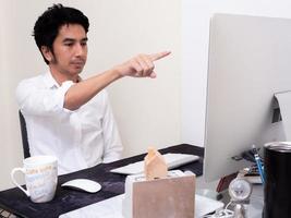 arquitecto masculino trabajando con una laptop en la oficina foto
