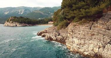Flygfoto till ön saint stephen sveti stefan på den adriatiska kusten i montenegro video