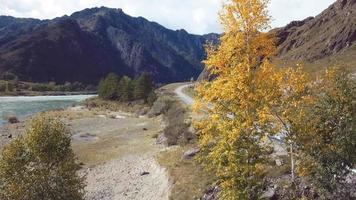 chemisch kanaal in het altai-gebergte, rusland video