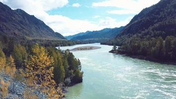 chemisch kanaal in het altai-gebergte, rusland video