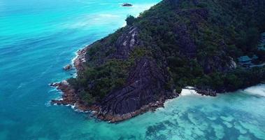plage paradisiaque de l'île de praslin au coeur de l'océan indien, seychelles video