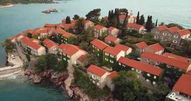 vista aérea de la isla de san esteban sveti stefan en la costa adriática de montenegro video